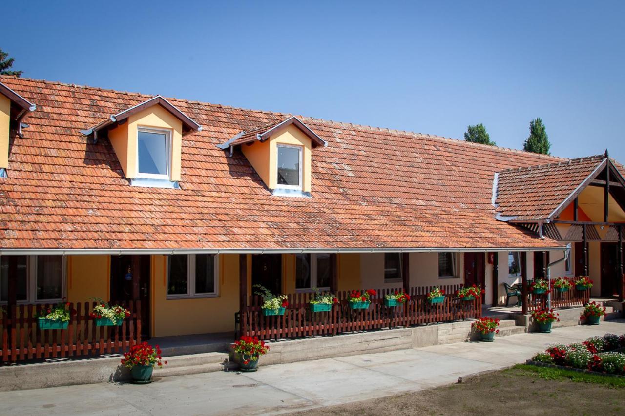 Отель Casa Simon 3 Суботица Экстерьер фото